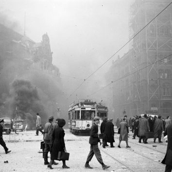 Der Alexanderplatz am 25.05.1944, man sieht Rauchschwaden und eine Tram.