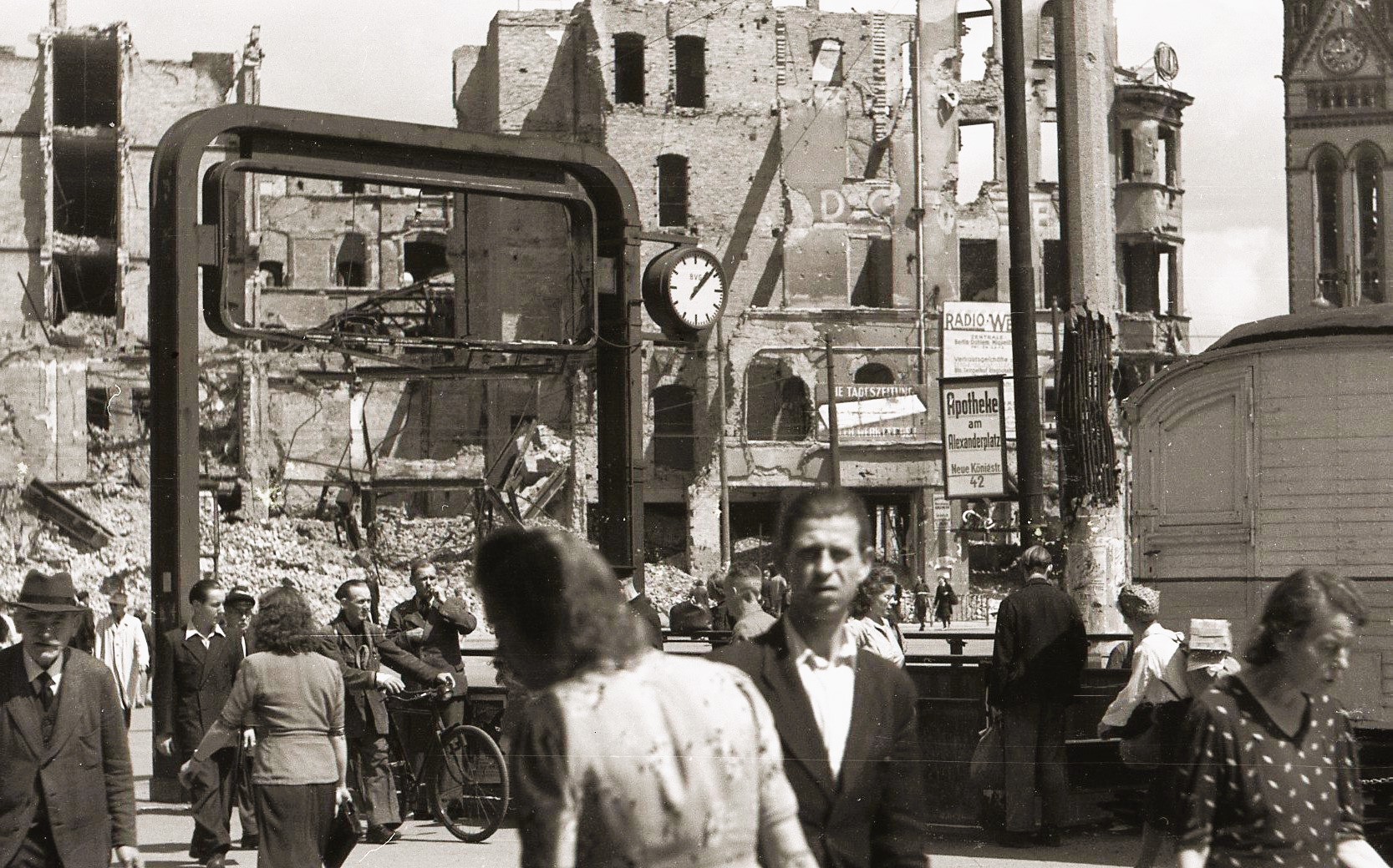 Berlin Alexanderplatz 1947, man sieht zerstörte Gebäude im Hintergrund.