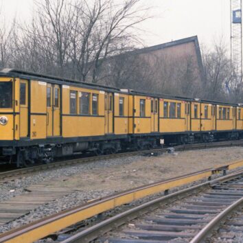 Eine BVG U-Bahn der Reihe AII, das BIld ist aus 1977
