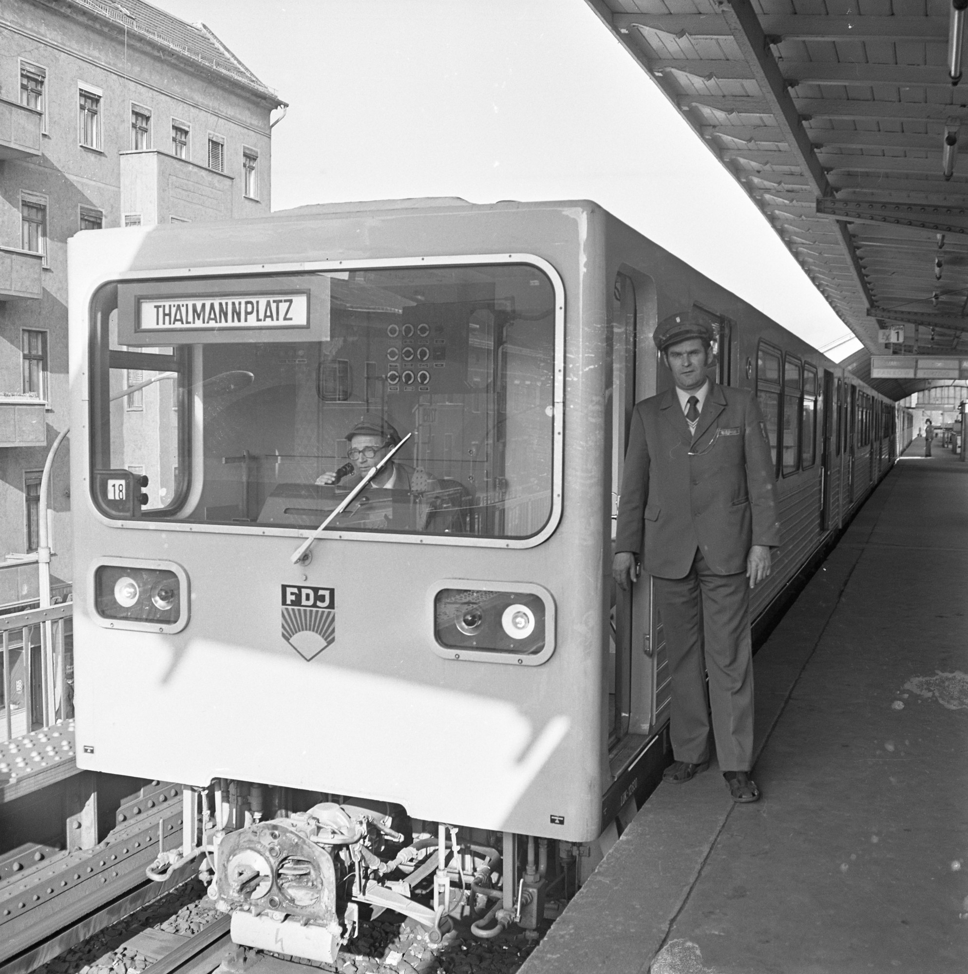 Ein Schwarzweiß Foto einer U-Bahn der Baureihe GI.