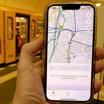 Die Fahrinfo-App der BVG auf einem Handybildschirm in einer U-Bahn-Station