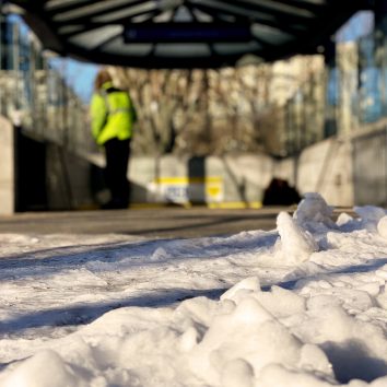 Schnee und Eis vor einem BVG U-Bahnhof