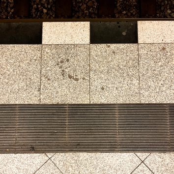 Der Blindenleitstreifen einer U-Bahnstation der BVG