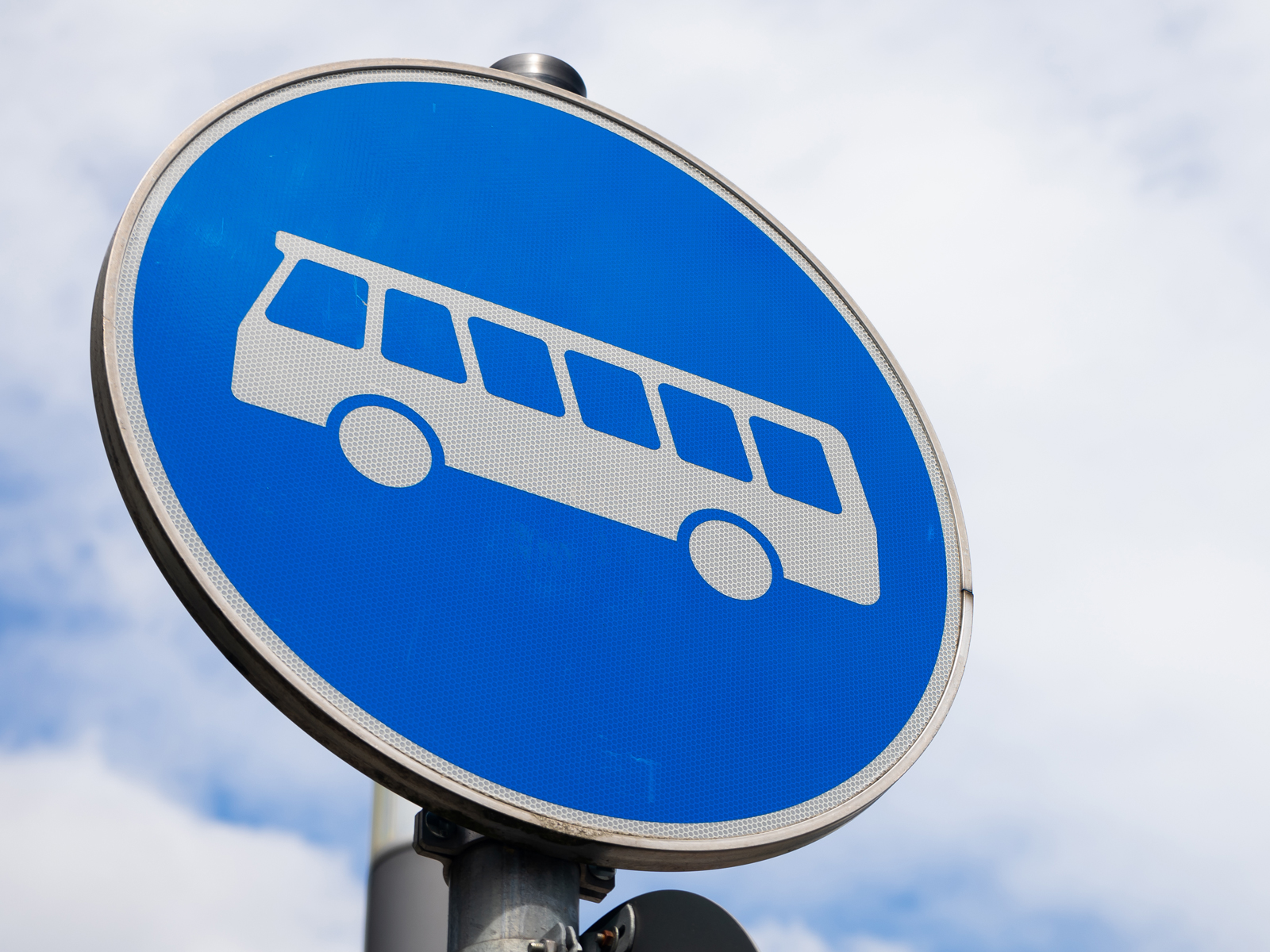 Deutsches Verkehrszeichen 245 für Bussonderfahrstreifen