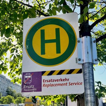 Eine BVG Haltestelle für den Schienenersatzverkehr