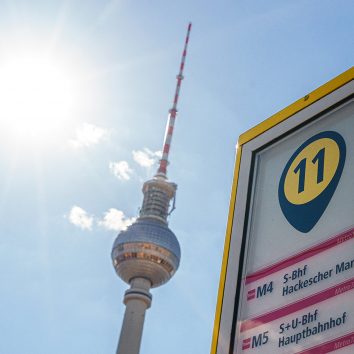 Sonneschein, Berliner Fernsehturm und BVG-Infostele