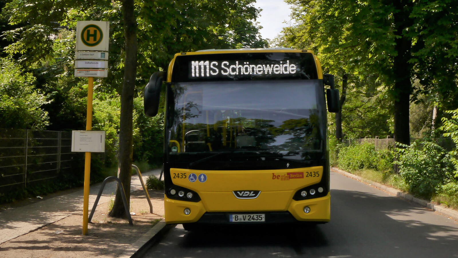 BVG Bus der Linie M11 an einer Haltestelle.