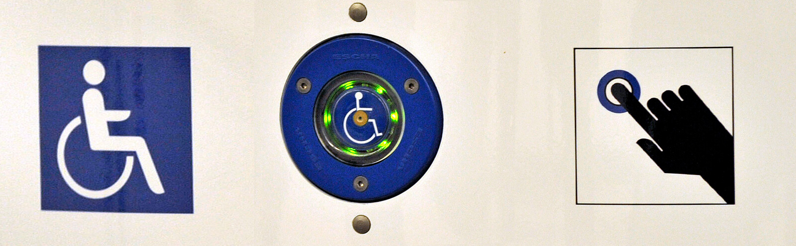 Bildausschnitt der Notruf- und Informationssäule, der den blauen Knopf für Menschen mit Behinderungen und Mobilitätseinschränkungen in Nahaufnahme zeigt