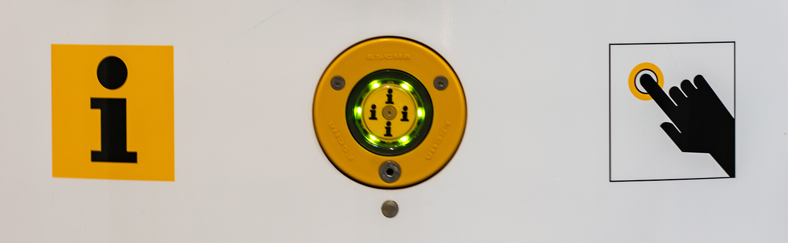 Bildausschnitt der Notruf- und Informationssäule, der den gelben Infoknopf in Nahaufnahme zeigt