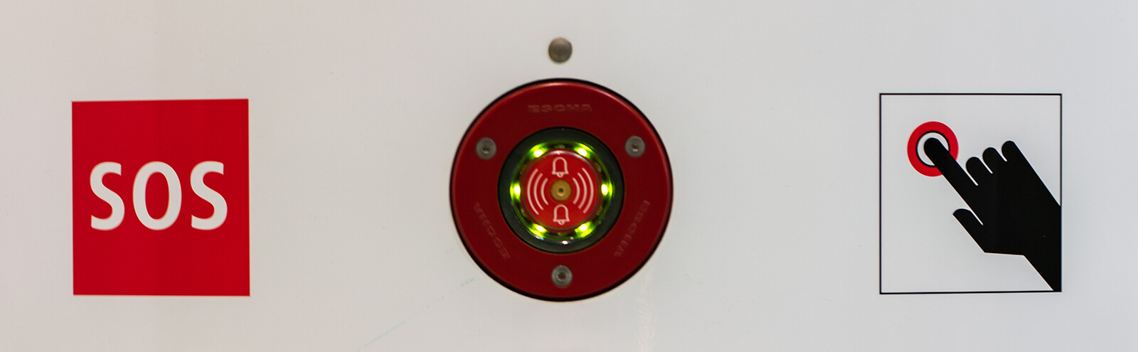 Bildausschnitt der Notruf- und Informationssäule, der den roten Notrufknopf in Nahaufnahme zeigt