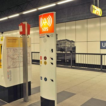 Bahnsteig im U-Bahnhof mit Ticketautomat und Notrufsäule
