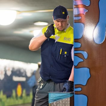 BVG-Sicherheitsmitarbeiter überprüft einen Papierkorb im U-Bahnhof