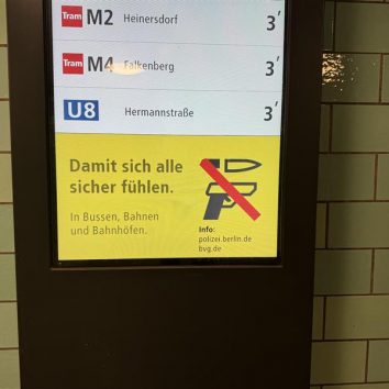 Eine Anzeige der BVG mit Hinweis auf das Messer- und Waffenverbot
