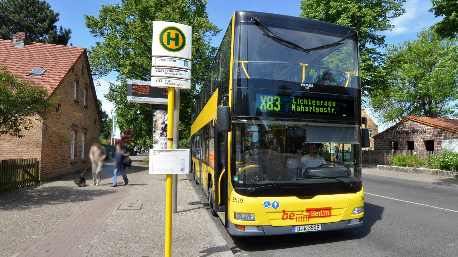 BVG Bus der Linie X83 an einer Haltestelle in der Stadt.