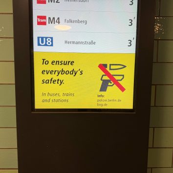 A digital display showing the BVG's ban on knives and weapons