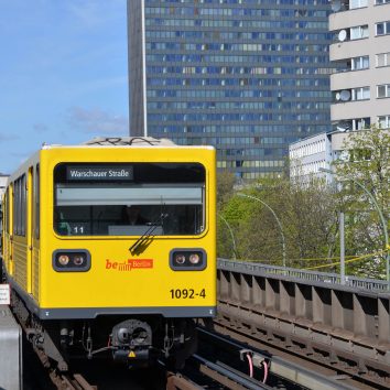 eine BVG U-Bahn (IK-Zug) fährt überirdisch