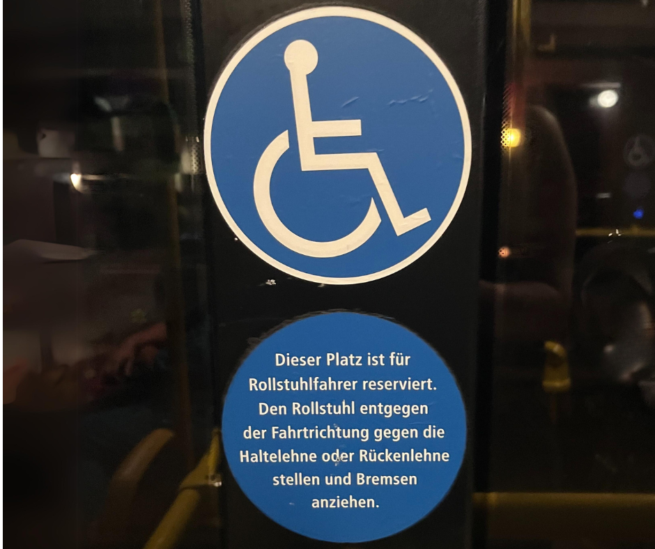 Der Rollstuhlplatz im BVG Bus, gekennzeichnet durch ein Rollstuhlpiktogramm.