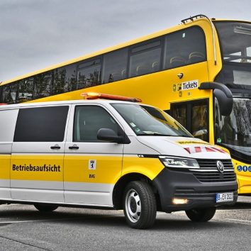Ein Funkwagen und ein BVG-Bus