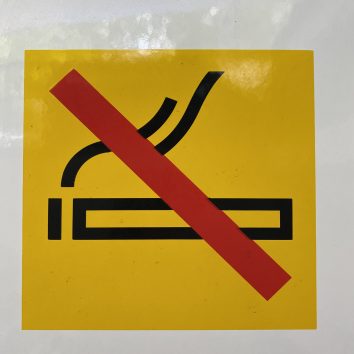 Ein Piktogramm einer Zigarette, die mit einer roten Linie durchgestrichen ist