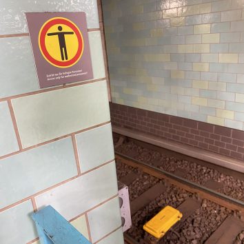 Die Stromschiene auf den Gleisen der U-Bahn der BVG.