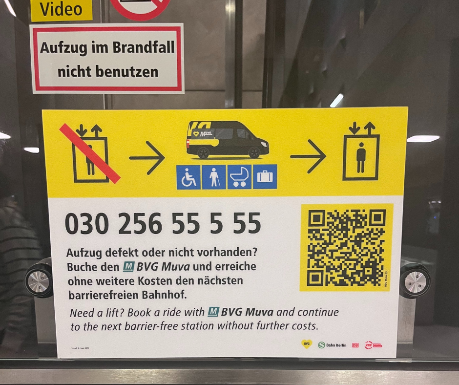 Ein Plakat des Aufzugersatz-Service der BVG